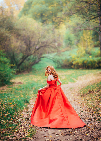 Красное атласное платье для фотосессии и мероприятия в Томске