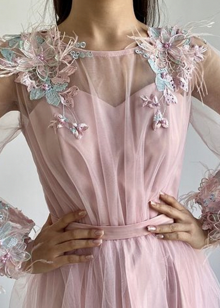 Розовое фатиновое с вышивкой и длинными рукавами платье для фотосессии и мероприятия в Томске