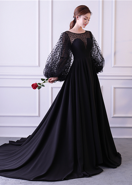Черное со шлейфом и сетчатыми рукавами платье для фотосессии и мероприятия в Томске