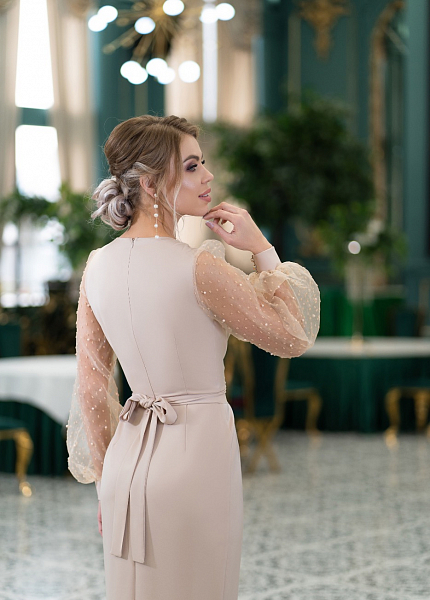 Прокат платья Пудровое миди на запах с жемчугом для фотосессии и мероприятия в Томске