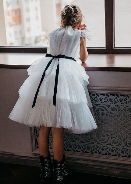 Прокат платья Белое миди с перьями и черным поясом для фотосессии и мероприятия в Томске