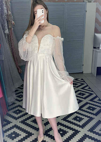 Прокат платья Молочное миди атласное с жемчугом для фотосессии и мероприятия в Томске