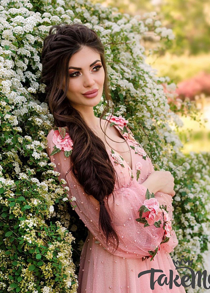 Прокат платья Бежево-розовое с цветами и бусинами для фотосессии и мероприятия в Томске