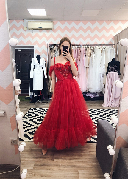 Прокат платья Красное фатиновое миди с расшитым лифом для фотосессии и мероприятия в Томске