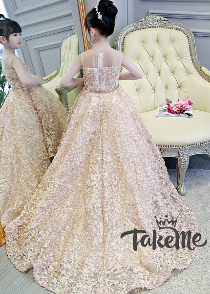 Прокат платья Золотое каскад со шлейфом для фотосессии и мероприятия в Томске