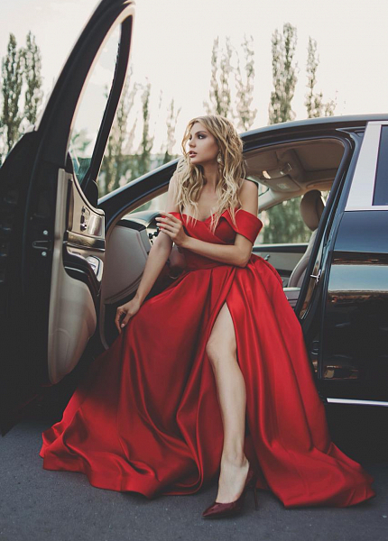 Прокат платья Красное атласное со спущенными плечами для фотосессии и мероприятия в Томске