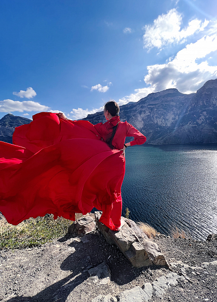 Прокат платья Красный халат со шлейфом для фотосессии и мероприятия в Томске