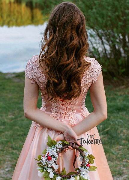 Персиковое атласное с цветочным верхом платье для фотосессии и мероприятия в Томске
