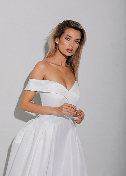 Белое миди атласное платье для фотосессии и мероприятия в Томске