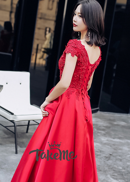 Красное атласное с кружевным верхом платье для фотосессии и мероприятия в Томске